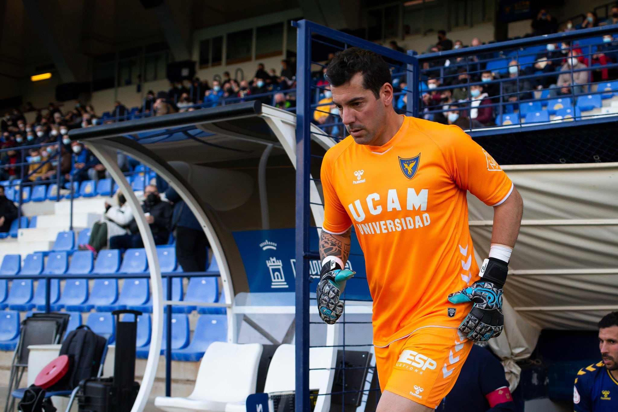 Biel Ribas saltando al césped