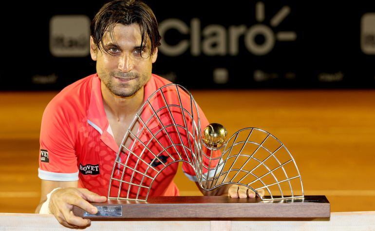 Ferrer posa con el trofeo de campeón