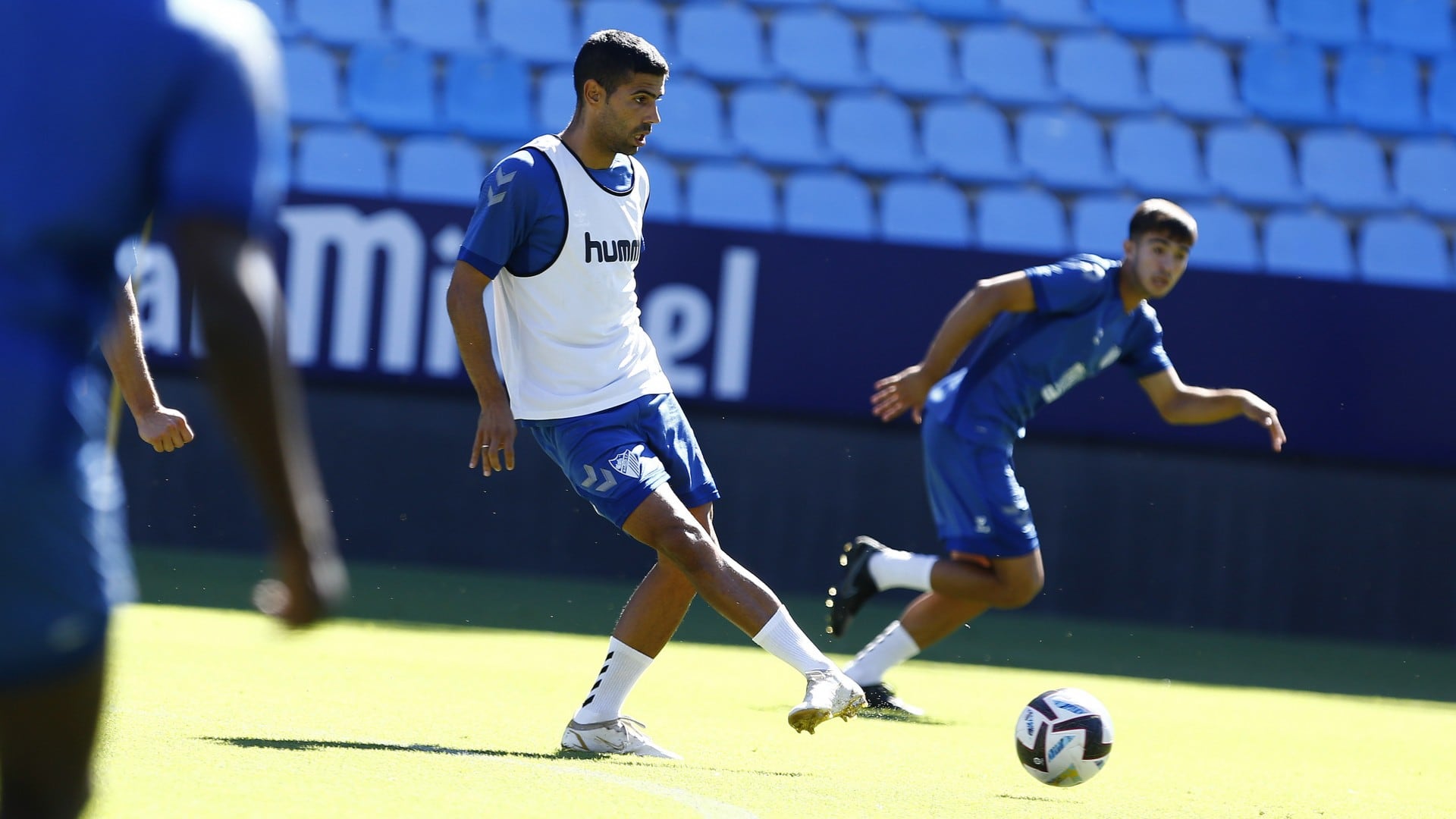 Juanfran Moreno pasa el balón en el entrenamiento del jueves