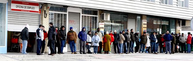 Cua de persones davant una oficina de l'INEM