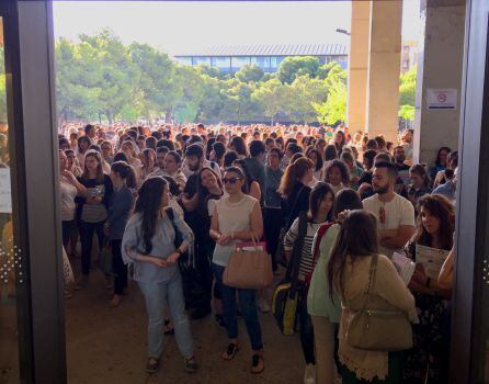 Entrada de la Facultad de Educación en el momento del comienzo de la prueba