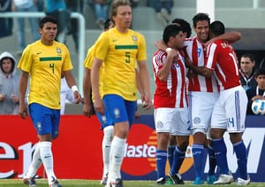 El jugador paraguayo marca el gol del empate ante Brasil en el partido que ha enfrentado a ambos países en la Copa América 2011