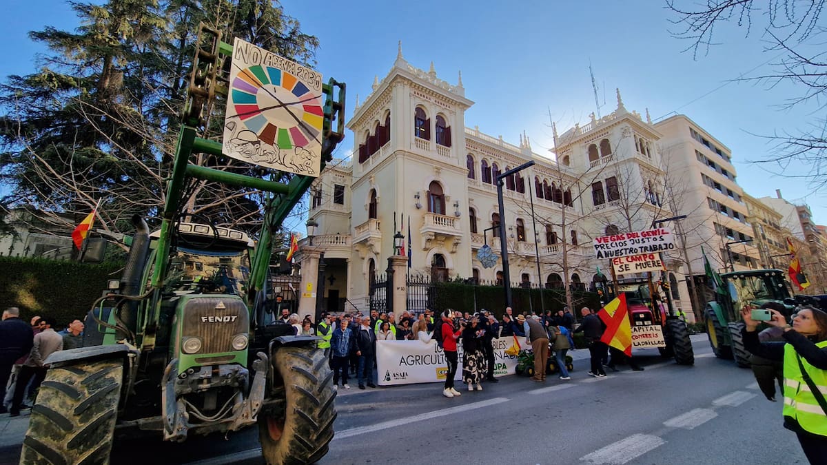 Nuevas protestas del campo en Granada: hablamos con una agricultura y un ganadero