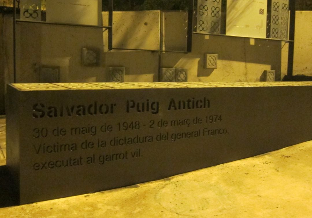 Monumento a Salvador Puig Antich, en la plaza que lleva su nombre en Barcelona