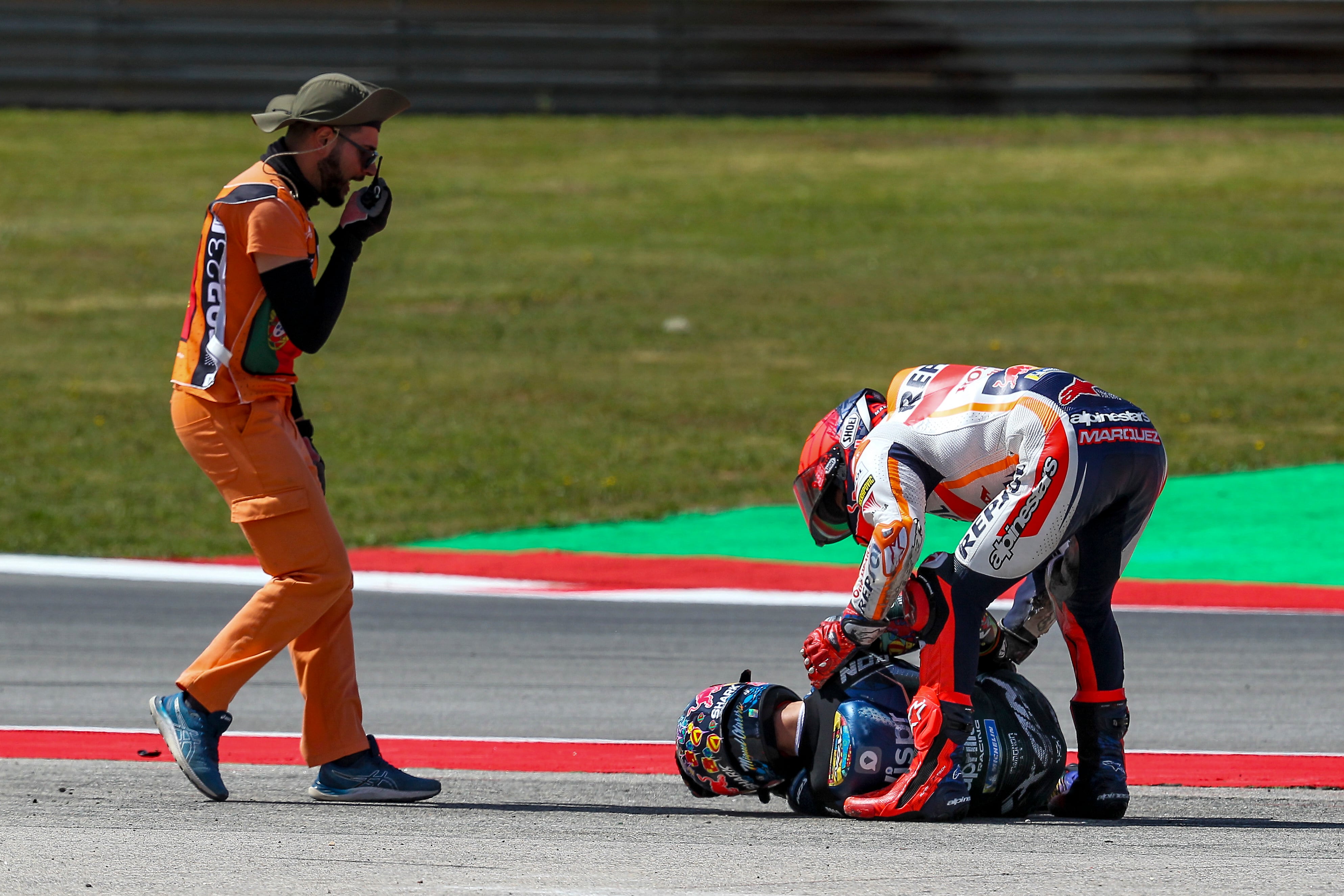 Marc Márquez se disculpa con Oliveira en el GP de Portugal