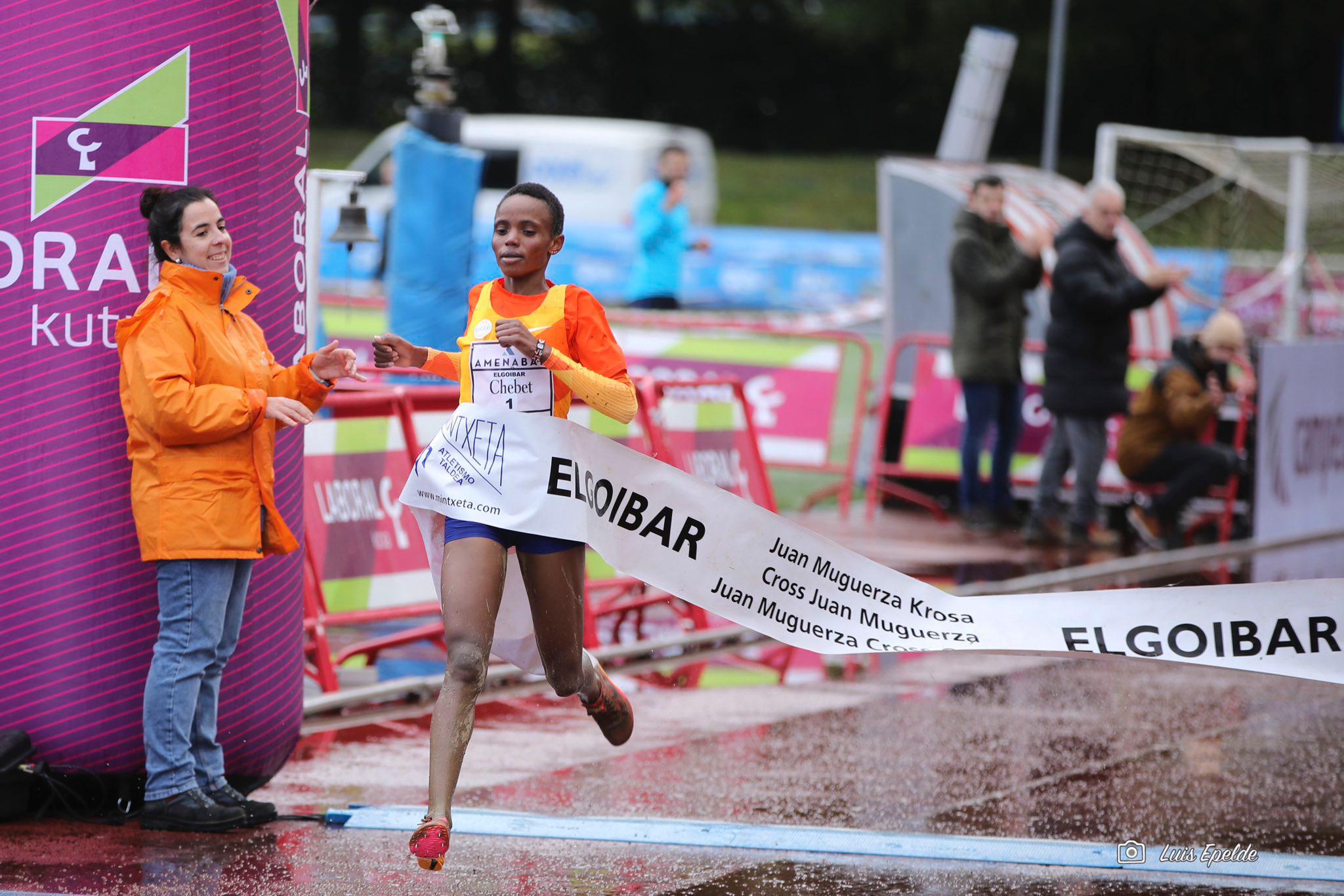 Beatrice Chebet cruza la línea de meta en el Cross Internacional Juan Mugerza de 2024 / Foto: X de @CrossElgoibar