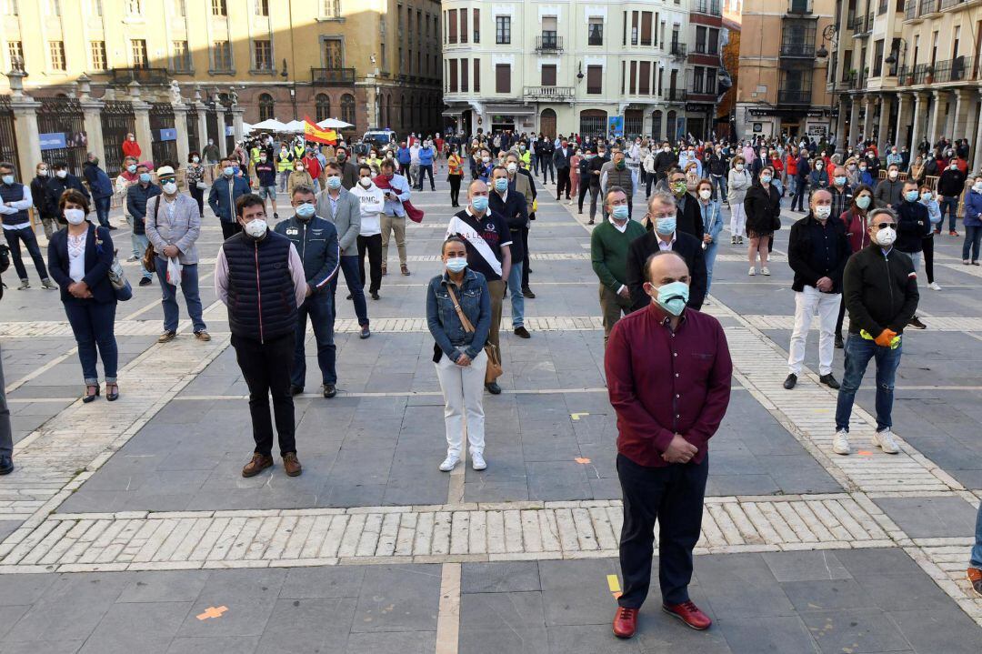 La protesta del CEL contó en primera línea con la participación de políticos del PP, Ciudadanos, UPL y VOX