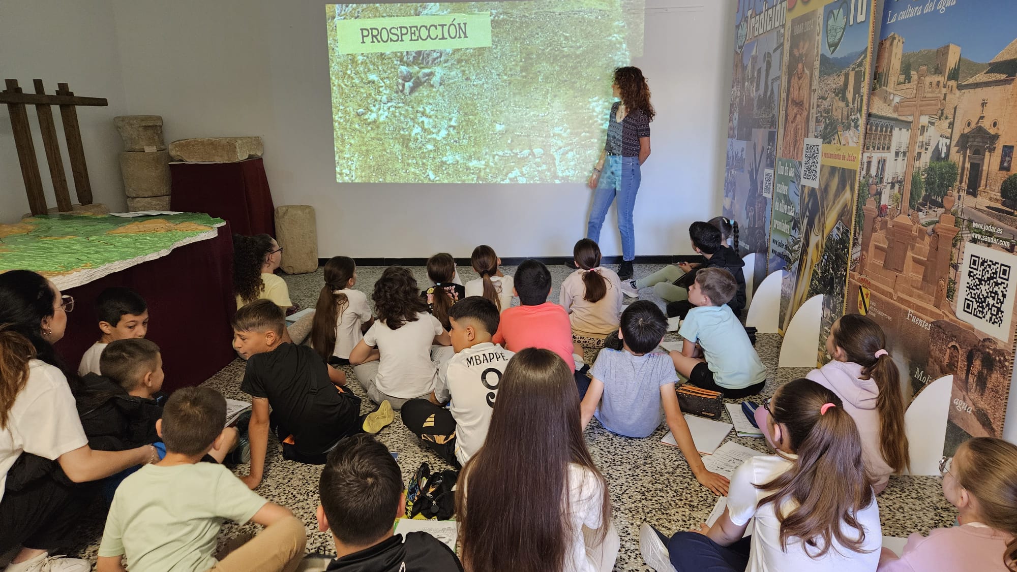 Momento de uno de los talleres a escolares en el Museo de Jódar por Natalia García