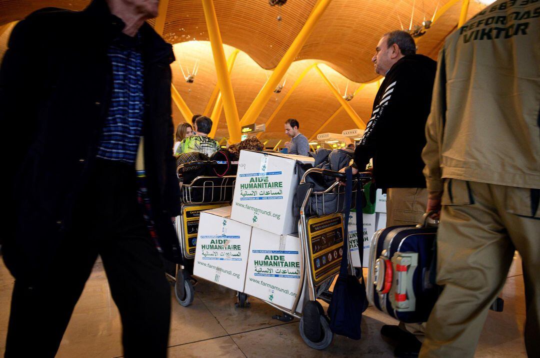 Voluntarios que llevan ayuda humanitaria a los campamentos de refugiados saharauis ubicados en la región argelina de Tinduf facturan este viernes en el Aeropuerto de Barajas, a pesar de las recomendaciones realizadas por el Ministerio de Exteriores para que no se visite la zona por riesgo de atentado yihadista. 