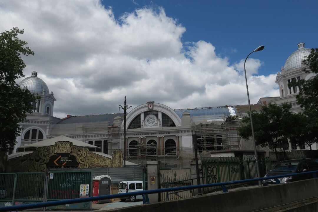 Una de las fachadas de la antigua Estación del Norte, en la actualidad