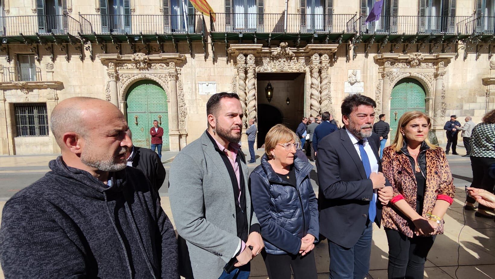 Todos los portavoces municipales con el alcalde Barcala ofreciendo una comparecencia conjunta