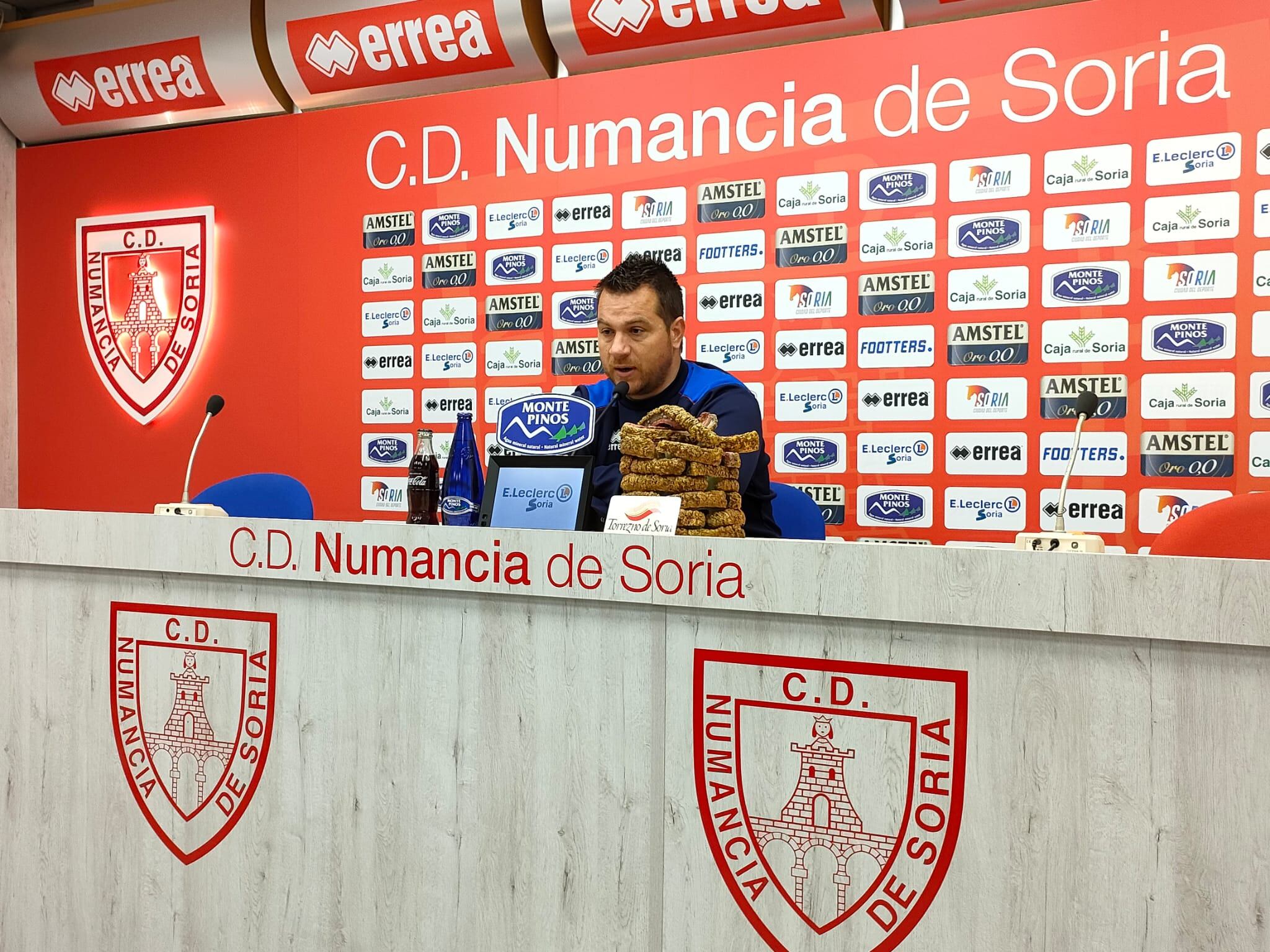 Diego Martínez, entrenador rojillo, en rueda de prensa.