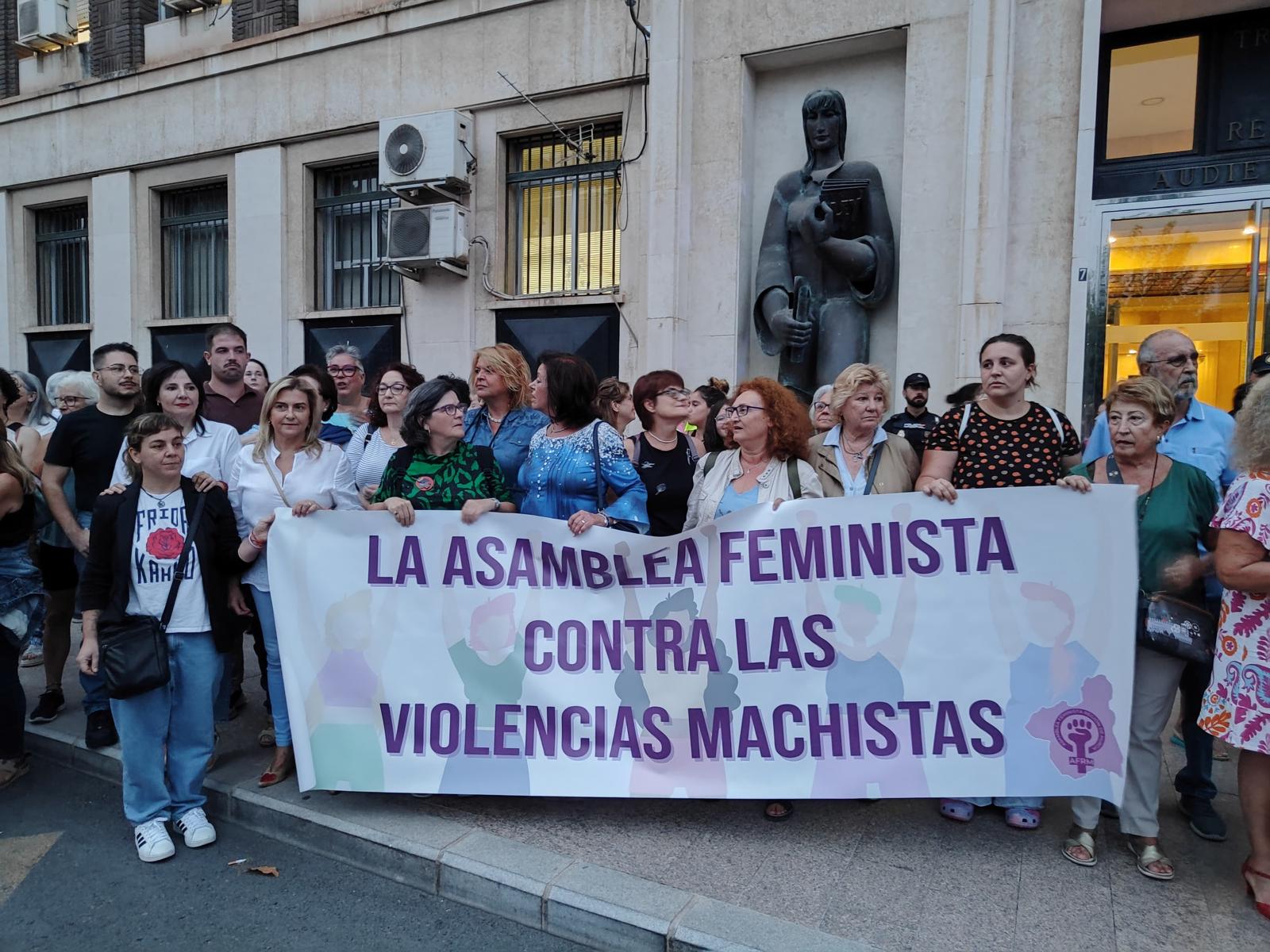 Un centenar de manifestantes frente al Palacio de Justicia