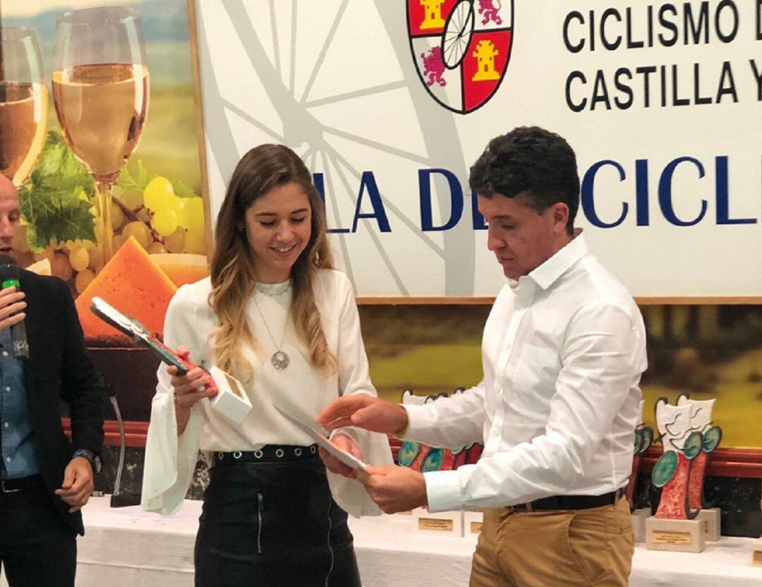 Sara Martín, con su galardón, junto al ex ciclista y homenajeado, Carlos Sastre.