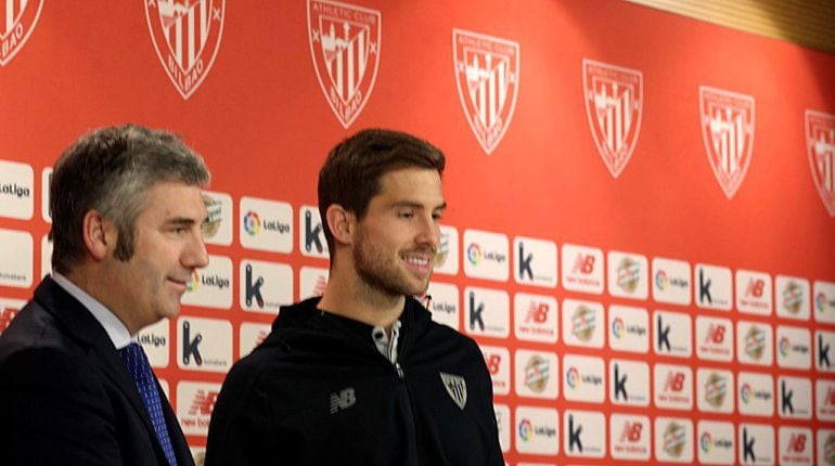 Iñigo Martínez, junto al presidente del Athletic Club, Josu Urrutia, durante su presentación como nuevo jugador del club