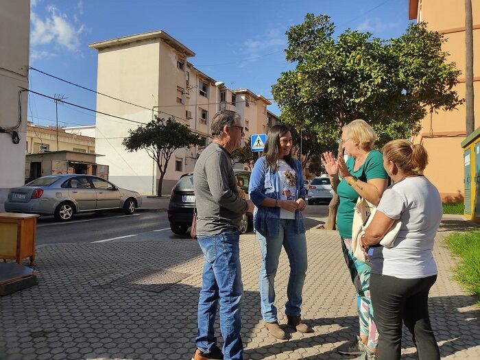 Rocío Arrabal junto a vecinos de la calle Guadalquivir