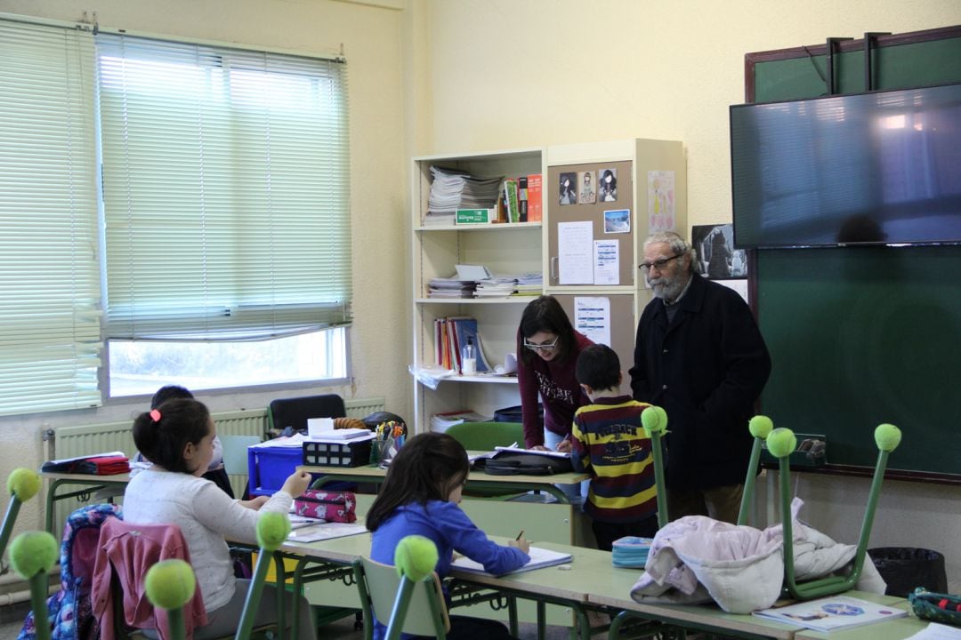 Francisco Alonso Lozano visita una de las aulas donde se desarrolla el programa de apoyo educativo Nana Alonso.