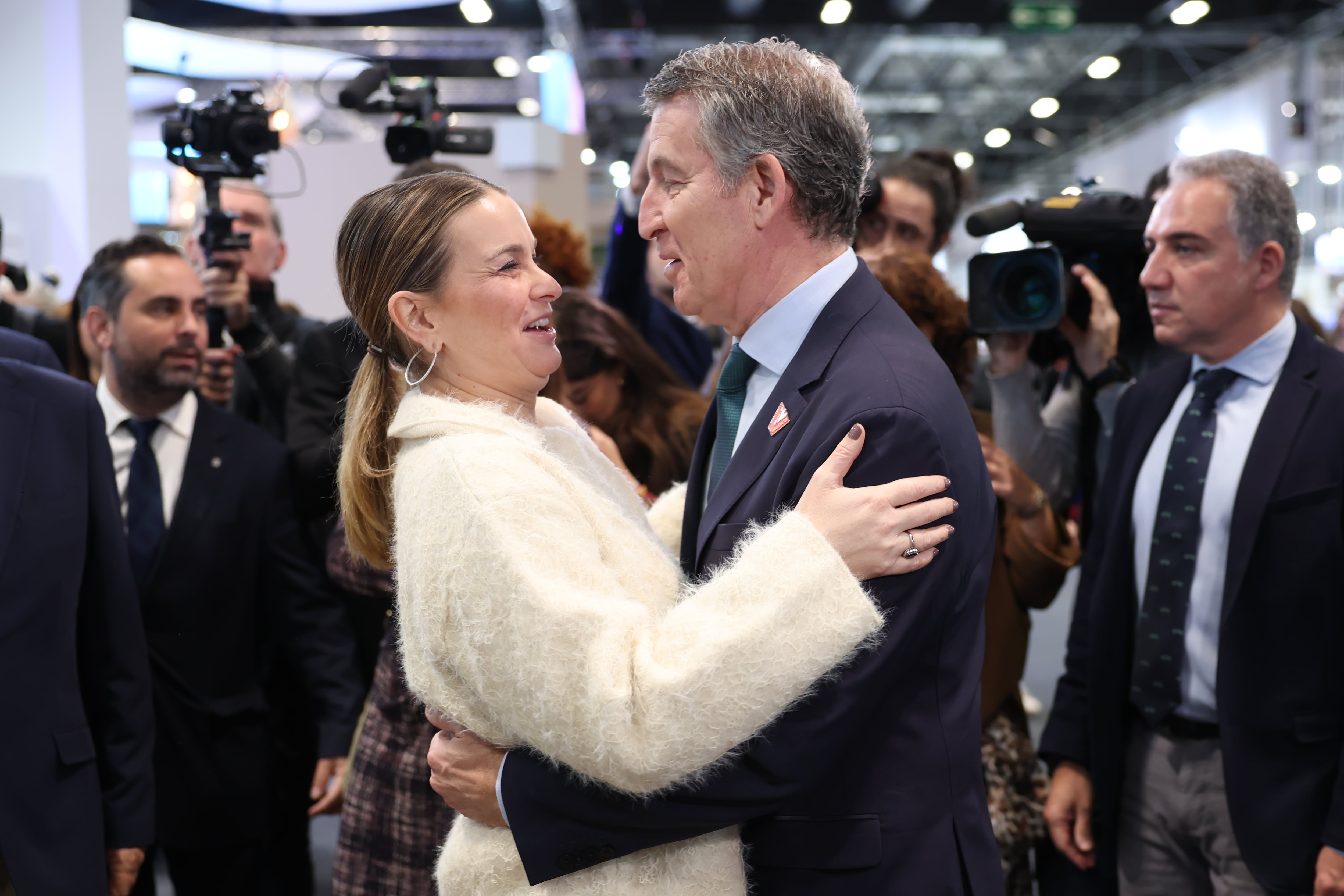 MADRID, 23/01/2025.- El líder popular, Alberto Núñez Feijóo (c-id, saluda a la presidenta balear, Marga Prohens, durante su visita a la Feria Internacional de Turismo Fitur 2025, en IFEMA, Madrid, este jueves. EFE/ Kiko Huesca
