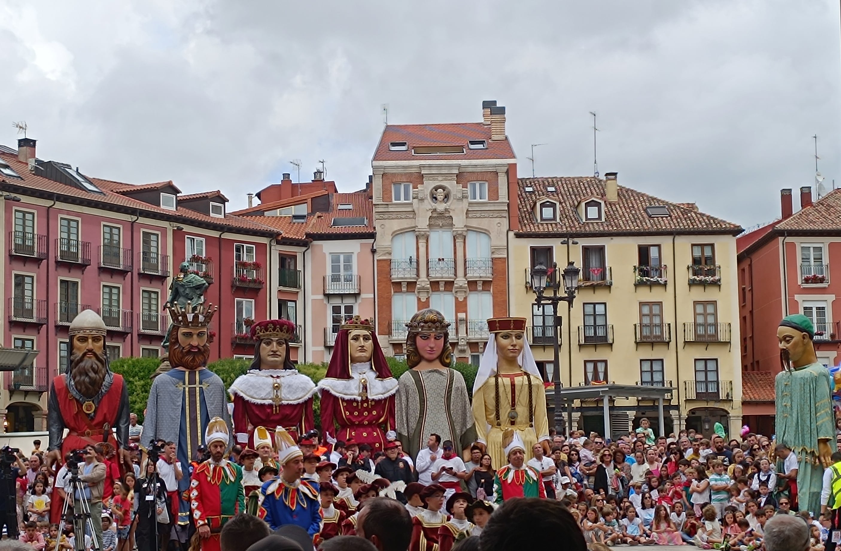 Gigantones y danzantes en la Plaza Mayor de Burgos para el pregón infantil el 30 de junio de 2024