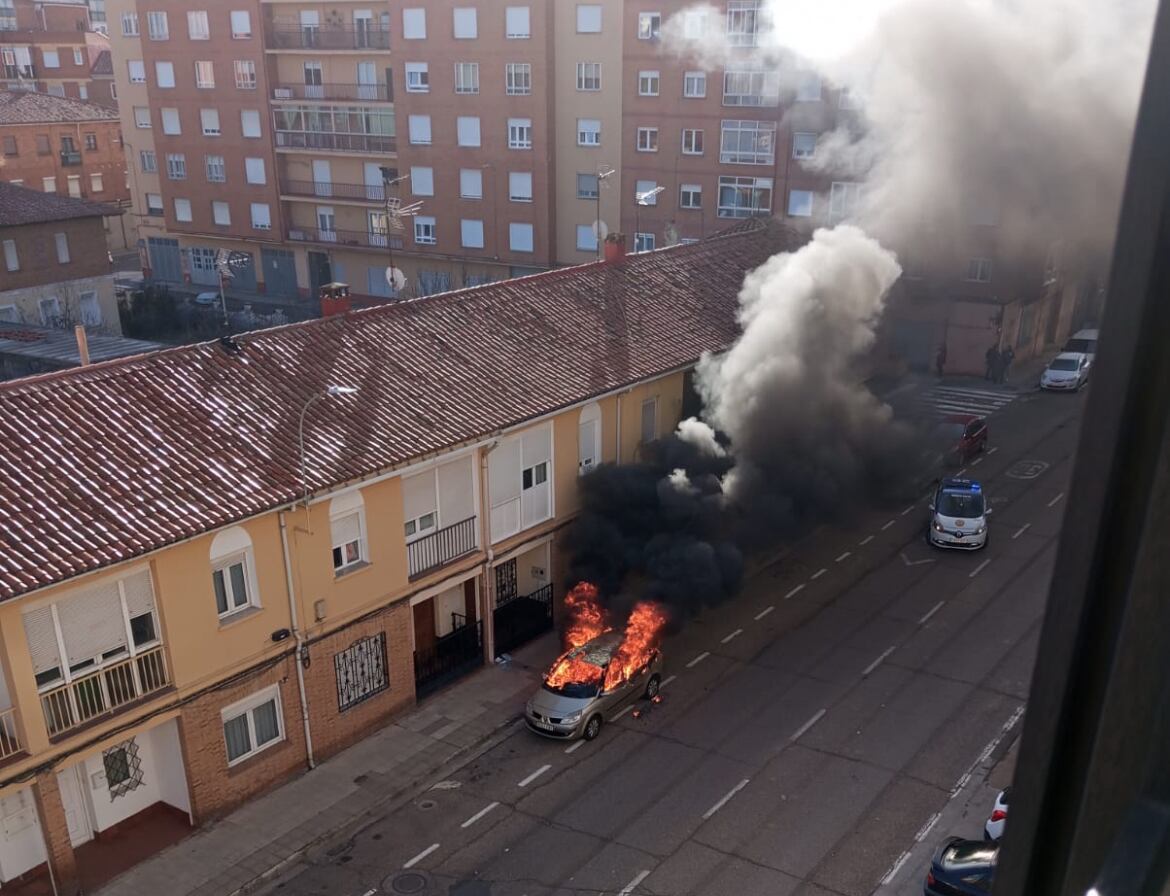 Se incendia un coche en Palencia
