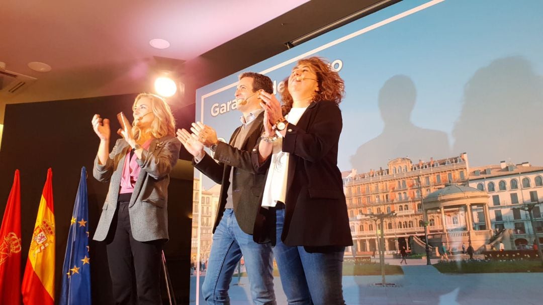 Ana Beltrán (candidata al Parlamento), Pablo Casado, y Carmen Alba, (candidata en Pamplona)