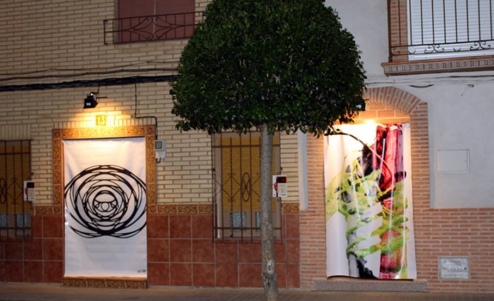 Arranca en Villafranca de los Caballeros (Toledo) la macroexposición &quot;De Puerta en Puerta&quot; que cuelga más de cien cortinas de la Colección Permanente del Encuentro de Sensibilización Artística.