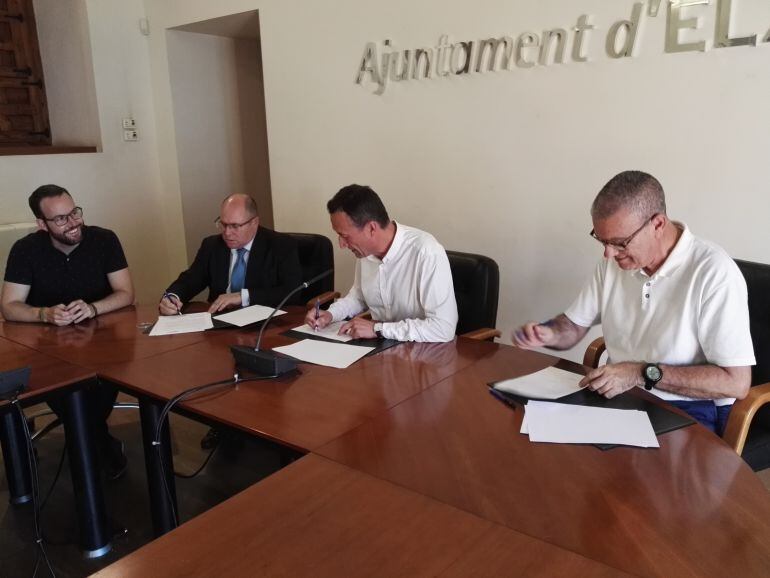 Firma del convenio entre el alcalde y el presidente del CEEI