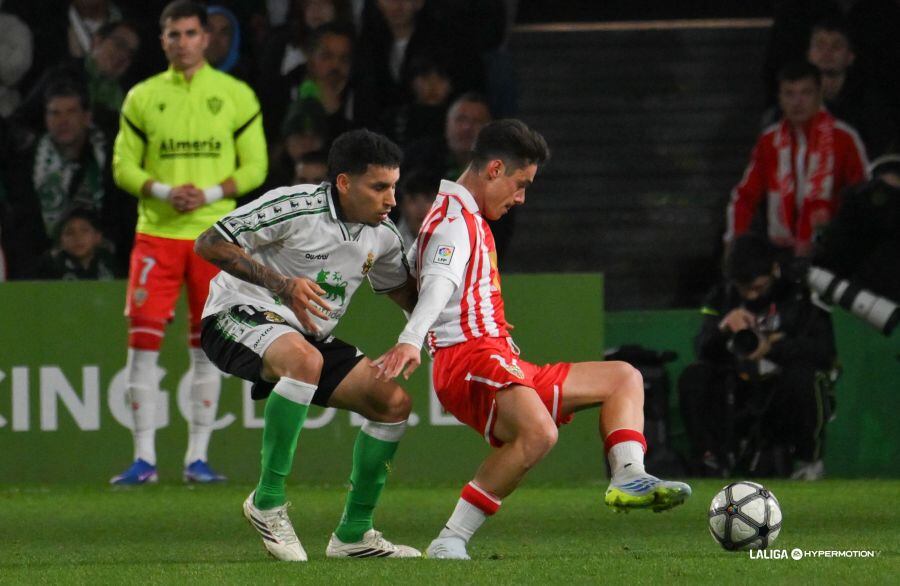 El Almería no daba la talla en casa del líder y dejó escapar la primera plaza.