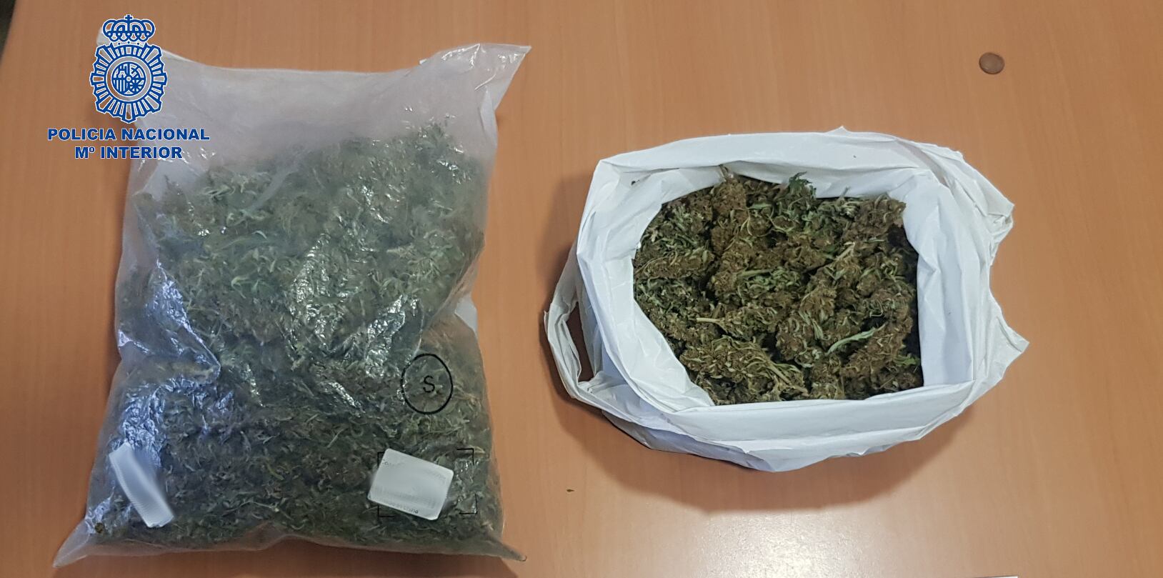 La policia va detenir als joves per portar aquesta marihuana i haxix.