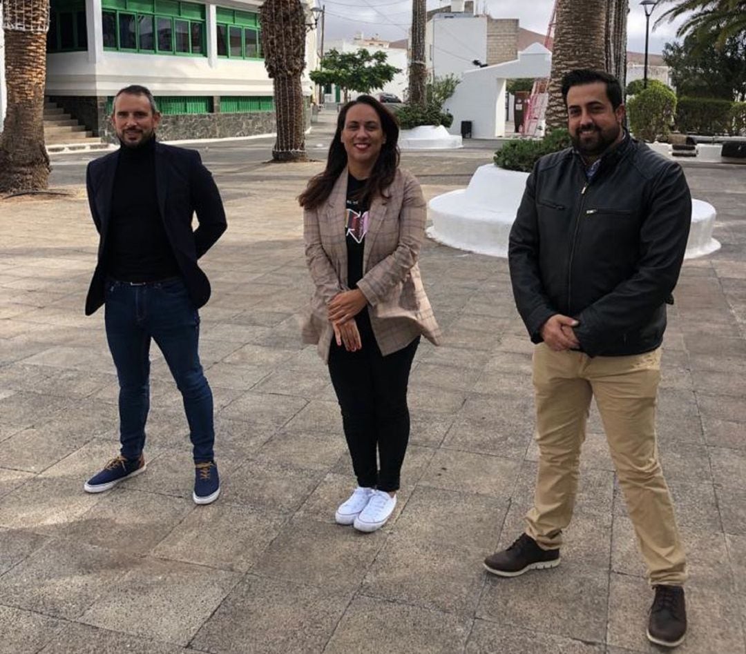 De izquierda a derecha: Emilio Gil, Isabel Sosa y David Rocío, concejales de CC-PNC en el Ayuntamiento de San Bartolomé.