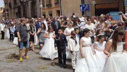 Niños segovianos participando en la procesión del Corpus Christi