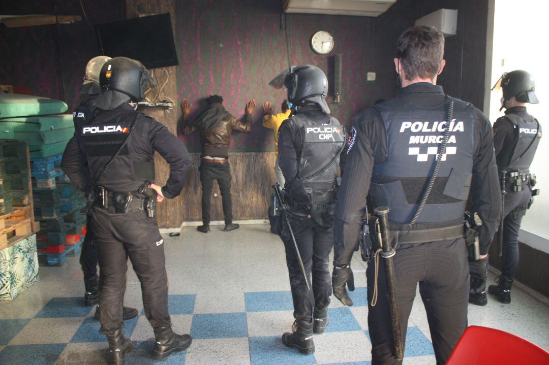 La Policía Nacional y la Policía Local desmantelan un fumadero clandestino de marihuana en Murcia