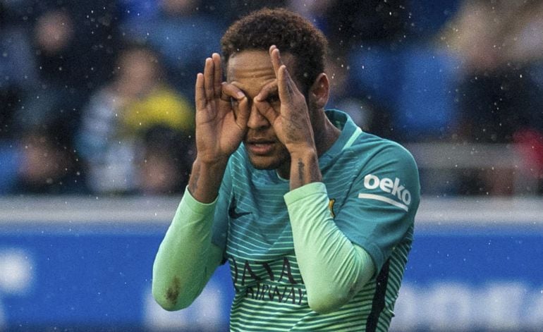 El delantero brasileño del Barcelona, Neymar, celebra su gol marcado al Deportivo Alavés.