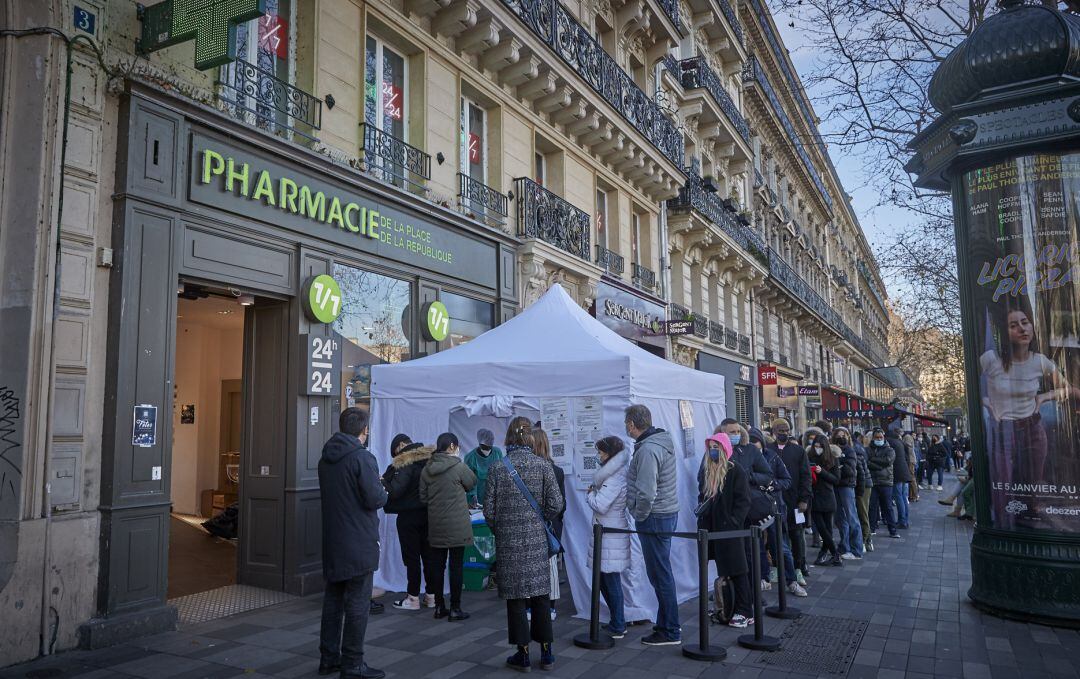 Largas colas para realizarse un test rápido en París.