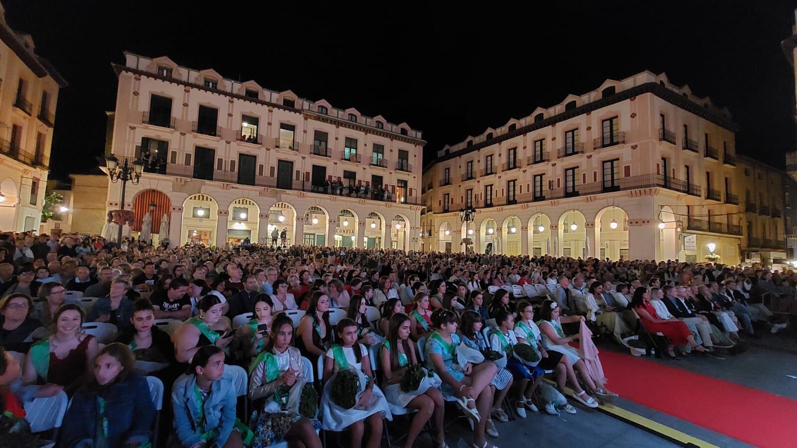 Aspecto que ofrecía la plaza de López Allué, abarrotada para disfrutar del acto de presentación de las mairalesas