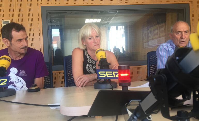 Integrantes del Colectivo Indignado de Valladolid en los estudios de la SER