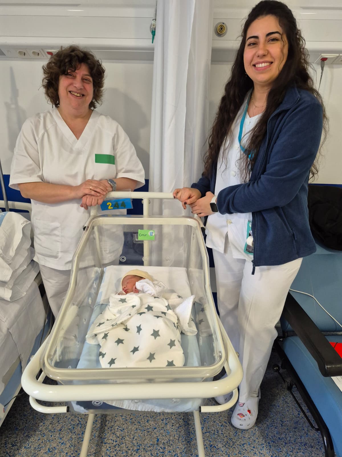 Emir, el primer bebé soriano de 2026 junto al personal sanitario que ayudó en el nacimiento