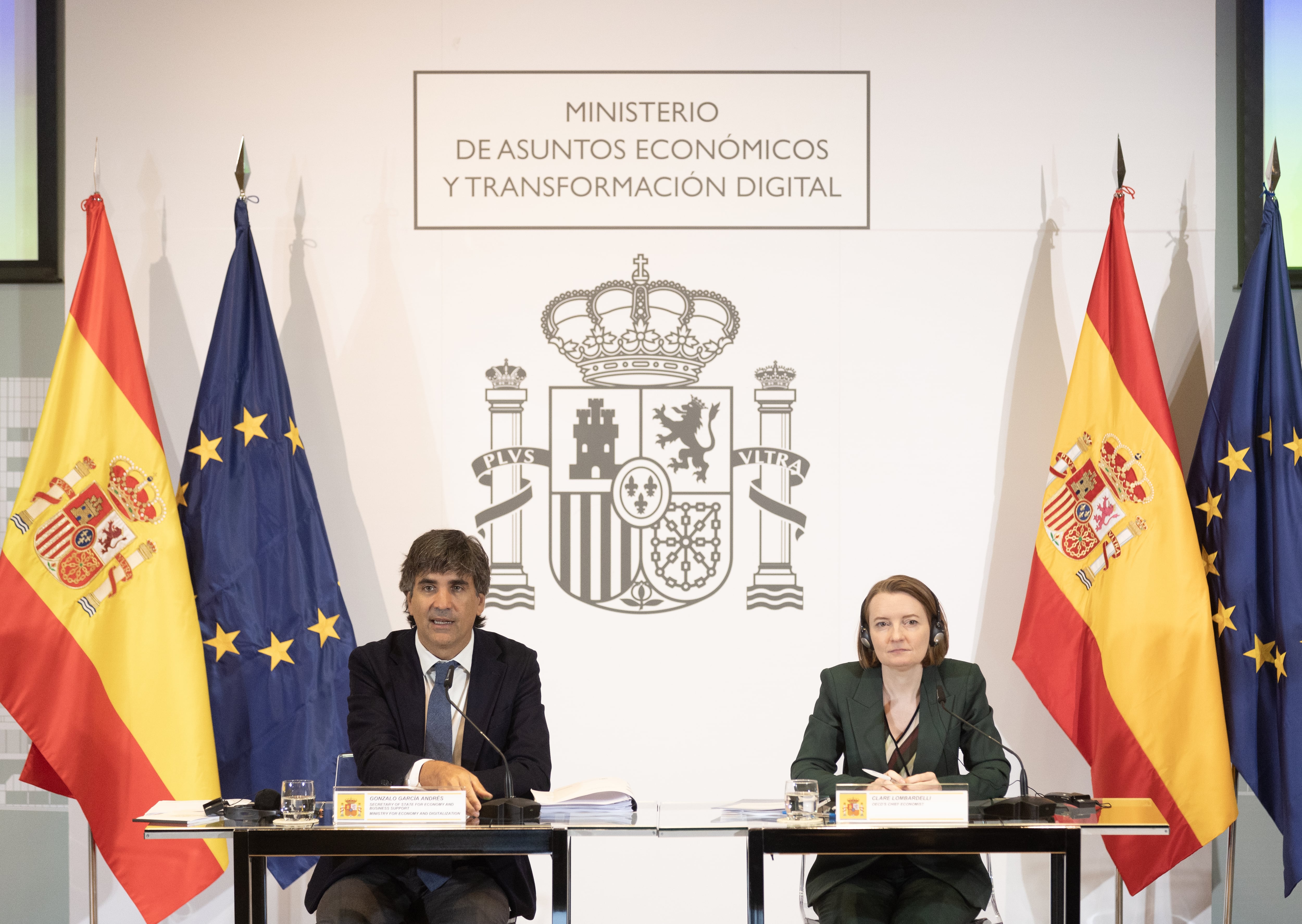 La economista jefa de la OCDE, Clare Lombardelli, y el secretario de Estado de Economia y Empresa, Gonzalo Garcia Andrés, durante la presentación del informe de la OCDE sobre España (Eduardo Parra/Europa Press via Getty Images)