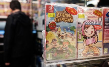 Una copia del videojuego Animal Crossing: New Horizons en un centro comercial.