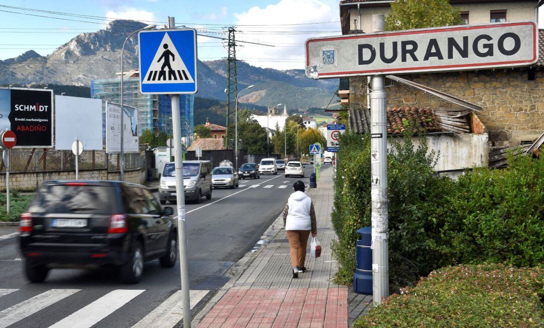 Acceso al pueblo de Durango, en una imagen de archivo