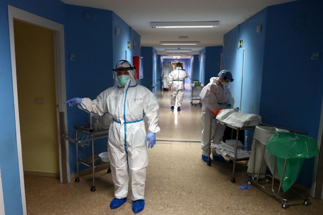 Sanitarios con equipos de protección