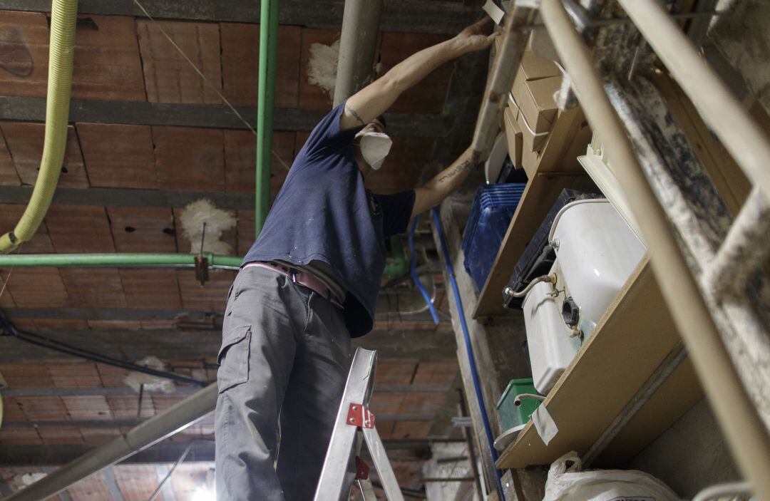 Un trabajador realiza una reforma  