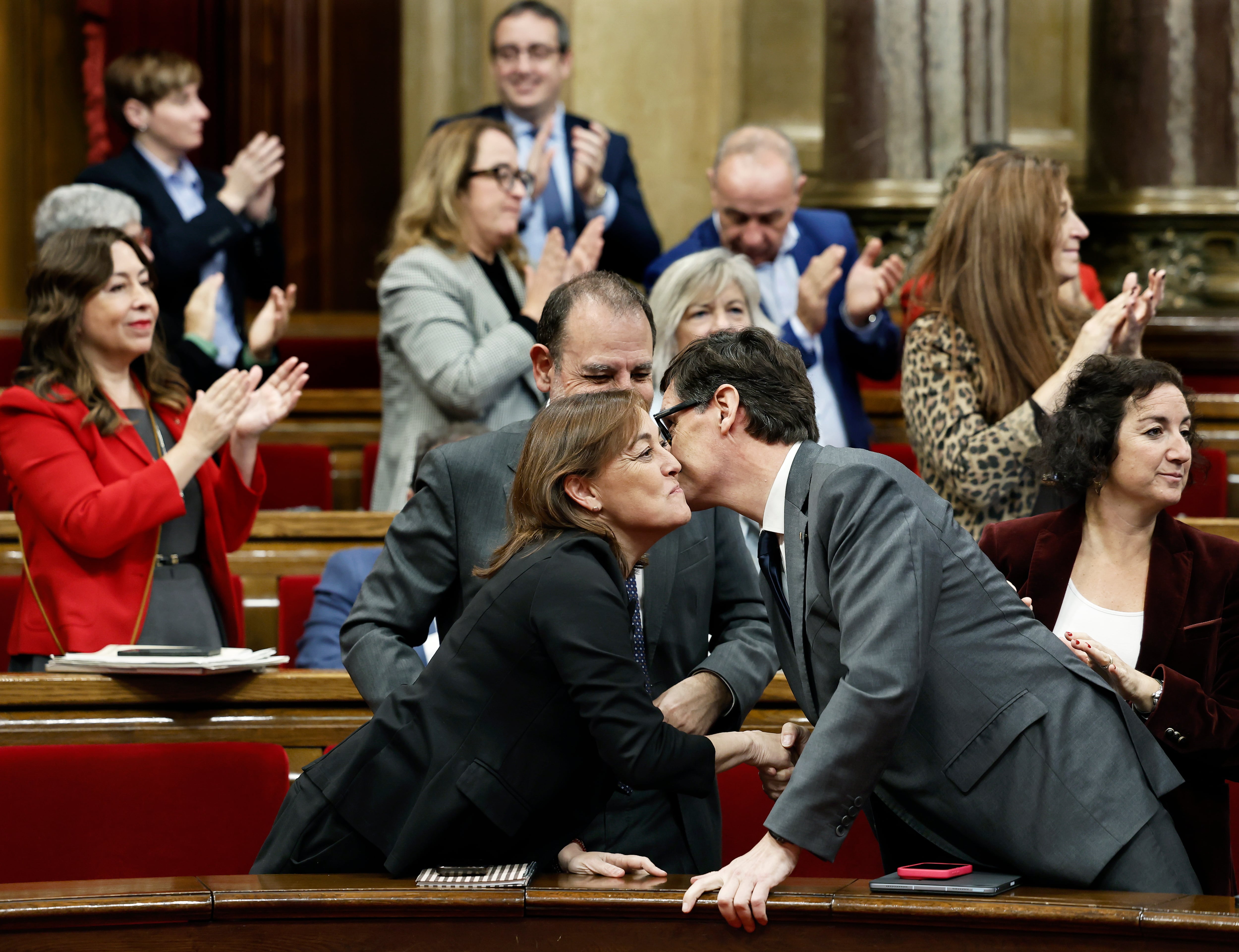 El presidente de la Generalitat, Salvador Illa (d) felicita a la consellera de Territorio, Vivienda y Transición Ecológica y Portavoz del Govern, Silvia Paneque (i) tras las votaciones en el Parlament, que ha aprobado este jueves la ley que regula el alquiler de temporada y de habitaciones, una vía usada para sortear el tope a las rentas de vivienda habitual vigente en Cataluña, con el voto afirmativo de toda la bancada izquierda: PSC-Units, ERC, Comuns y la CUP.