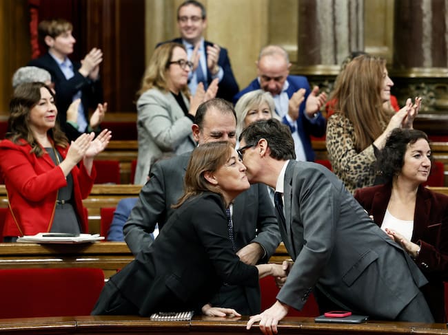 El presidente de la Generalitat, Salvador Illa (d) felicita a la consellera de Territorio, Vivienda y Transición Ecológica y Portavoz del Govern, Silvia Paneque (i) tras las votaciones en el Parlament, que ha aprobado este jueves la ley que regula el alquiler de temporada y de habitaciones, una vía usada para sortear el tope a las rentas de vivienda habitual vigente en Cataluña, con el voto afirmativo de toda la bancada izquierda: PSC-Units, ERC, Comuns y la CUP.