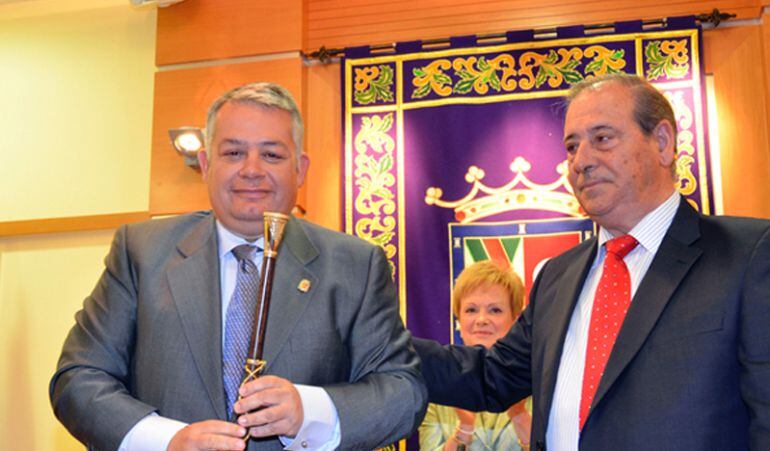 El alcalde de Colmenar Viejo, Miguel Ángel Santamaría y el ex alcalde, José María de Federico durante el pleno de investidura 