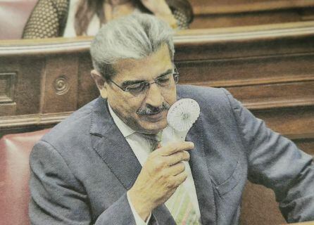 Román Rodríguez en las páginas del periódico El Día con un pequeño ventilador portatil, &quot;esa porquería de ventilador&quot;, dijo en la SER