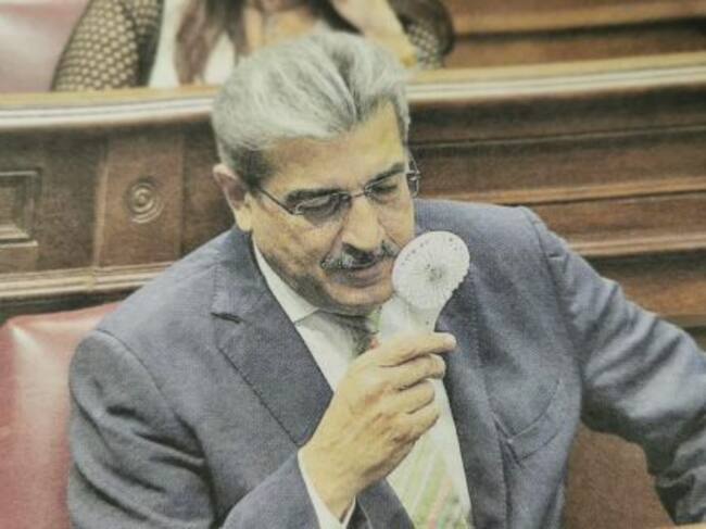 Román Rodríguez en las páginas del periódico El Día con un pequeño ventilador portatil, "esa porquería de ventilador", dijo en la SER