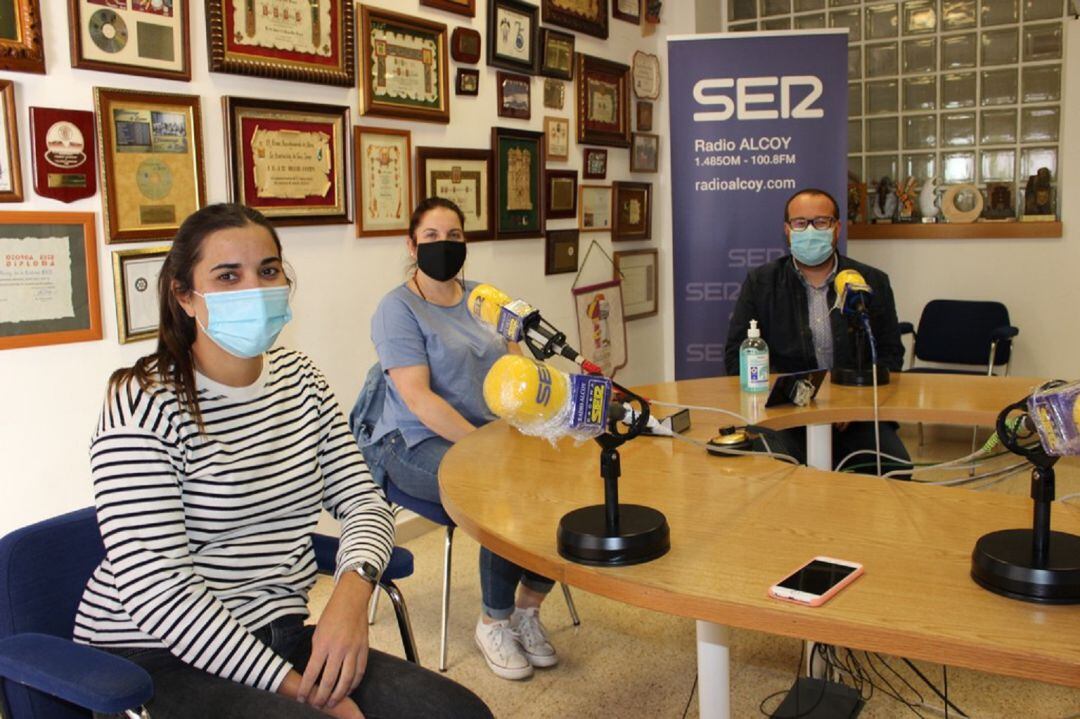 Jugadoras y presidente del Club Handbol Muro