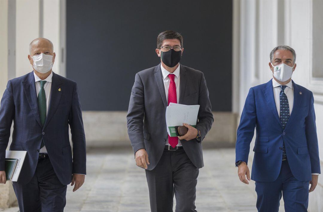 De izquierda a derecha, el consejero de Educación y Deporte, Javier Imbroda; el vicepresidente de la Junta y consejero de Turismo, Regeneración, Justicia y Administración Local, Juan Marín, y el consejero de la Presidencia, Elías Bendodo.