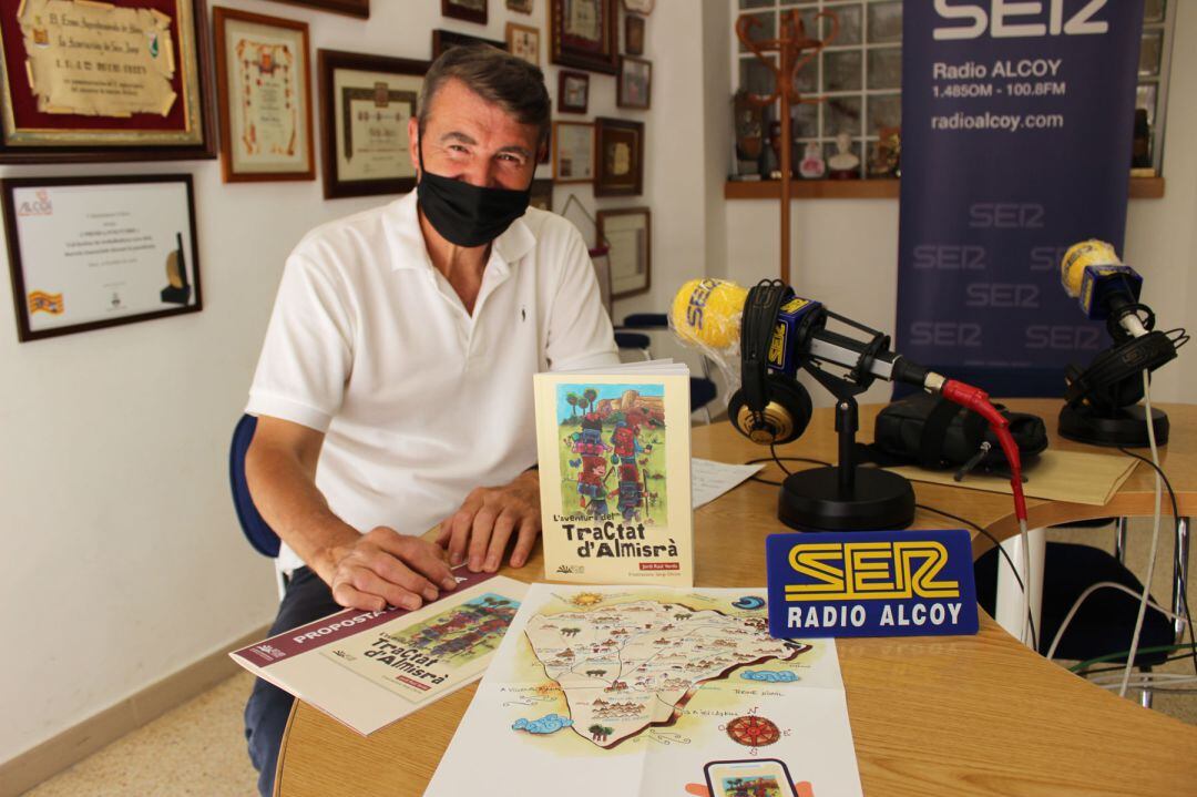 Jordi Raül Verdú, amb el nou llibre, la unitat didàctica i un mapa adjunt